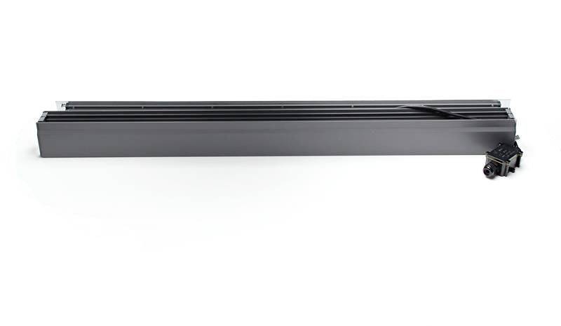 Langes, rechteckiges, schwarzes Metallobjekt mit einem Stecker an einem Ende. Wahrscheinlich ein technisches Gerät oder Bauteil.