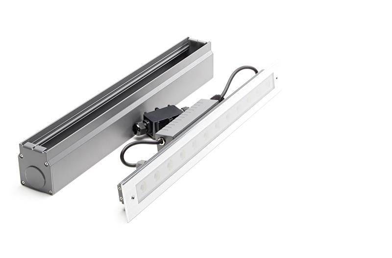 Ein rechteckiges LED-Licht mit Gehäuse, das für die Installation vorbereitet ist.