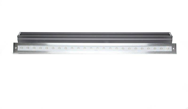 Langes, rechteckiges LED-Licht mit Metallhalterung, horizontal ausgerichtet. Ideal für industrielle oder gewerbliche Beleuchtung.