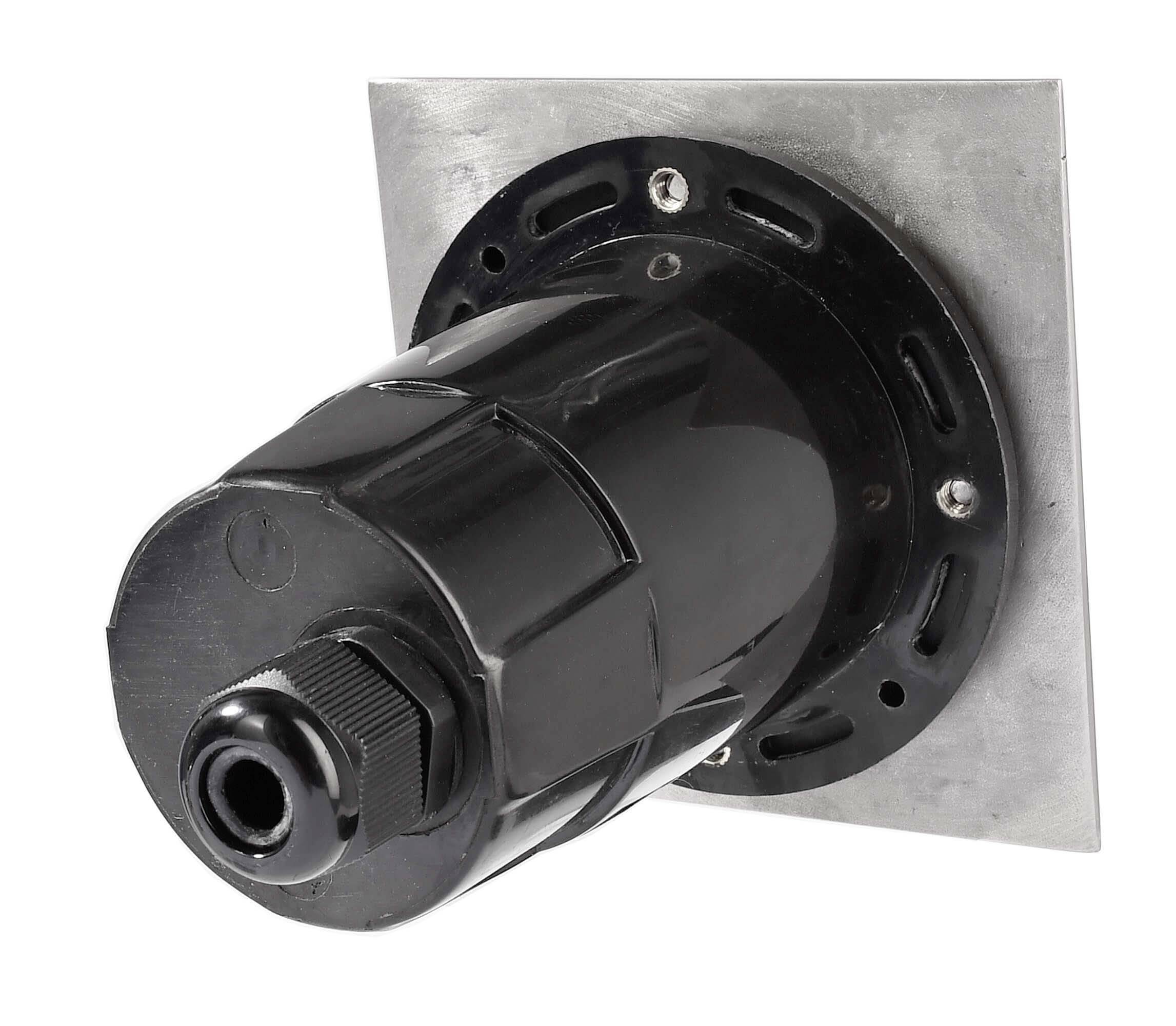 Ein schwarzer industrieller Stecker oder Anschluss, montiert auf einer quadratischen Metallplatte, vermutlich für technische Anwendungen.