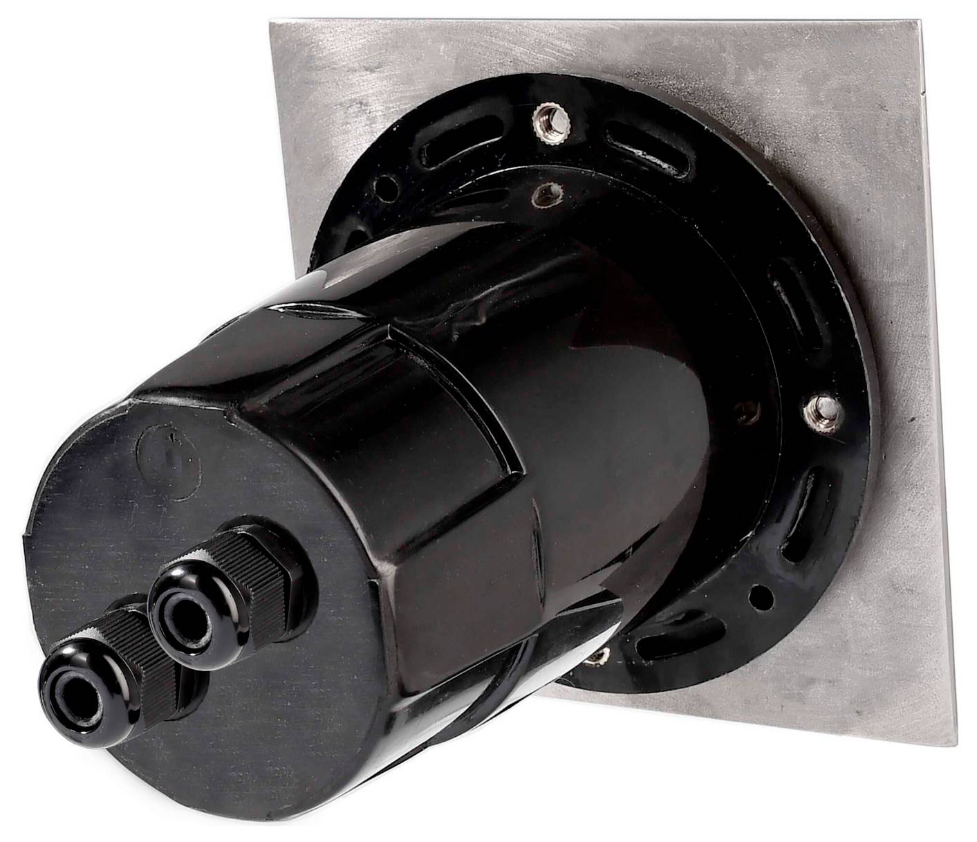 Schwarzer zylindrischer Elektrostecker, der in einer quadratischen Metallblende montiert ist, vor weißem Hintergrund dargestellt.