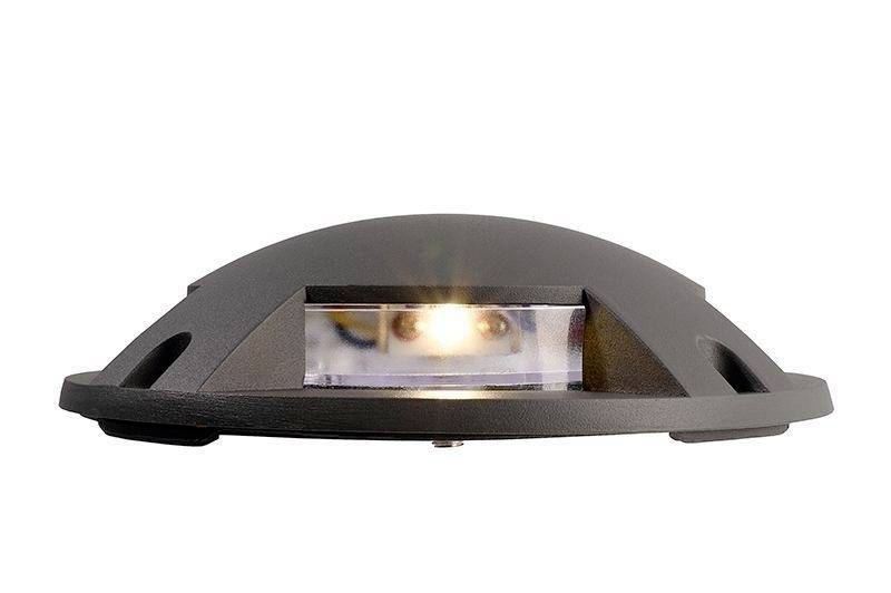Ein schwarzer LED-Bodenstrahler leuchtet hell; er wird zur Beleuchtung von Gehwegen oder Gärten verwendet.