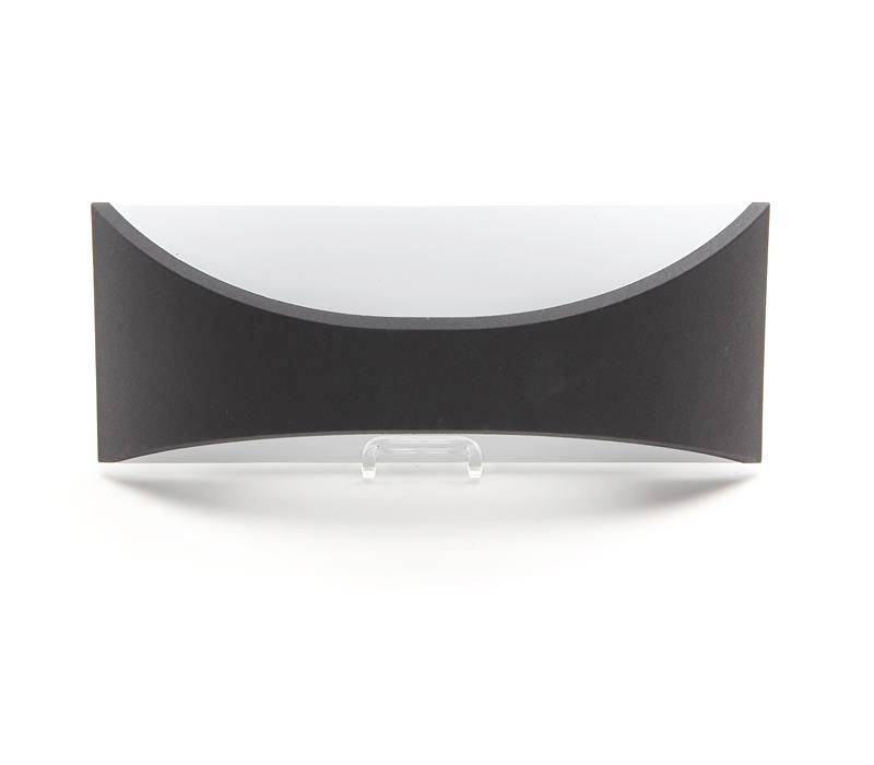 Ein längliches, wellenförmiges Objekt in Schwarz und Weiß auf einem weißen Hintergrund.