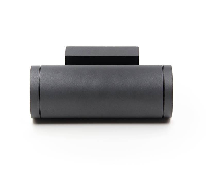 Ein schwarzer zylindrischer Lautsprecher mit rechteckiger Halterung oben, auf weißem Hintergrund.