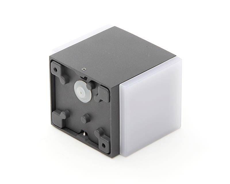 Würfelförmiges elektronisches Gerät mit schwarzer Oberseite und durchsichtigen Seiten, auf einer Seite sichtbare Montageteile.