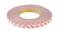 Rolle doppelseitiges 3M-Klebeband, rot-weiß mit 'Pressure Sensitive Tape' Schriftzug, Hauptzweck zum Befestigen oder Verbinden.