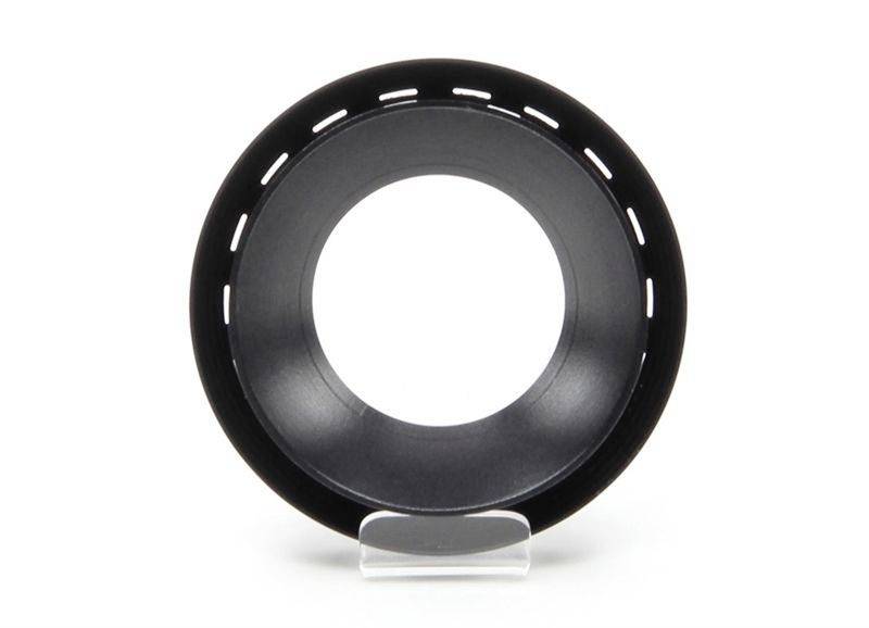 Schwarzer Plastikring mit Löchern am Rand, stehend auf einem durchsichtigen Ständer.