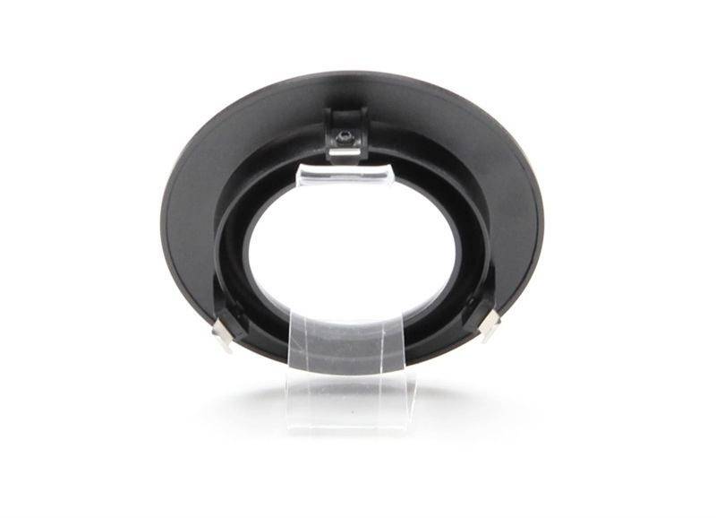 Schwarzes Kunststoffteil mit kreisförmiger Öffnung, möglicherweise ein Befestigungs- oder Adapterring, auf weißem Hintergrund.