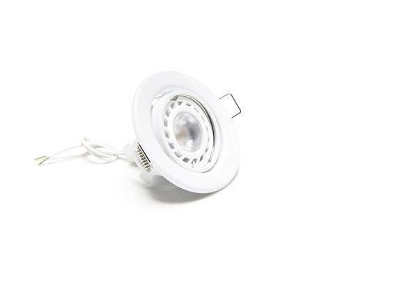 Weiße Einbaustrahler-Lampe mit Kabel und Metallklammern auf weißem Hintergrund. Geeignet für moderne Beleuchtungskonzepte.