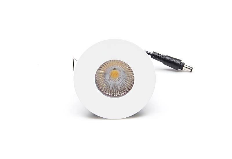 Ein LED-Einbaustrahler mit kreisförmigem Design und Stromkabel, frontal abgebildet. Ideal für moderne Innenbeleuchtung.