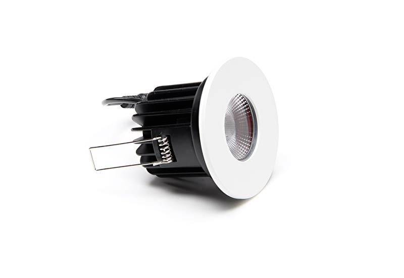Ein rundes, schwarzes LED-Downlight mit weißem Rahmen und Kühlkörper. Eignet sich für die Deckenmontage in Innenräumen.