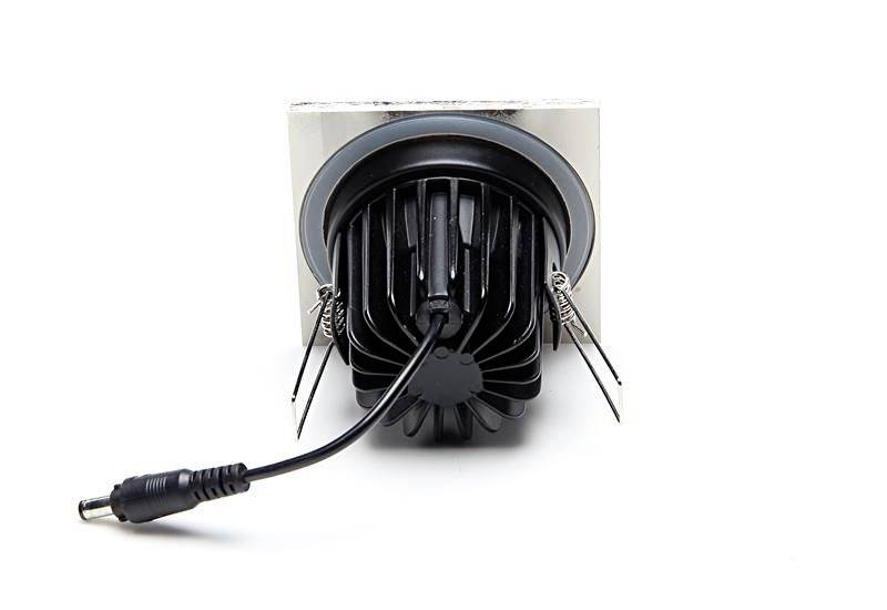 Ein schwarzer, zylindrischer LED-Spot mit Kabel und Halterungen von hinten fotografiert, auf weißem Hintergrund.