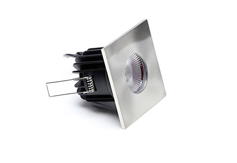 Ein quadratischer, moderner LED-Deckenspot mit verchromter Blende und Kühlrippen, zur Beleuchtung, auf weißem Hintergrund.