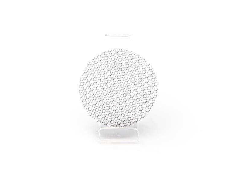 Ein rundes Objekt mit einem Raster aus feinen, gleichmäßigen Sechsecken, präsentiert auf einem transparenten Ständer.