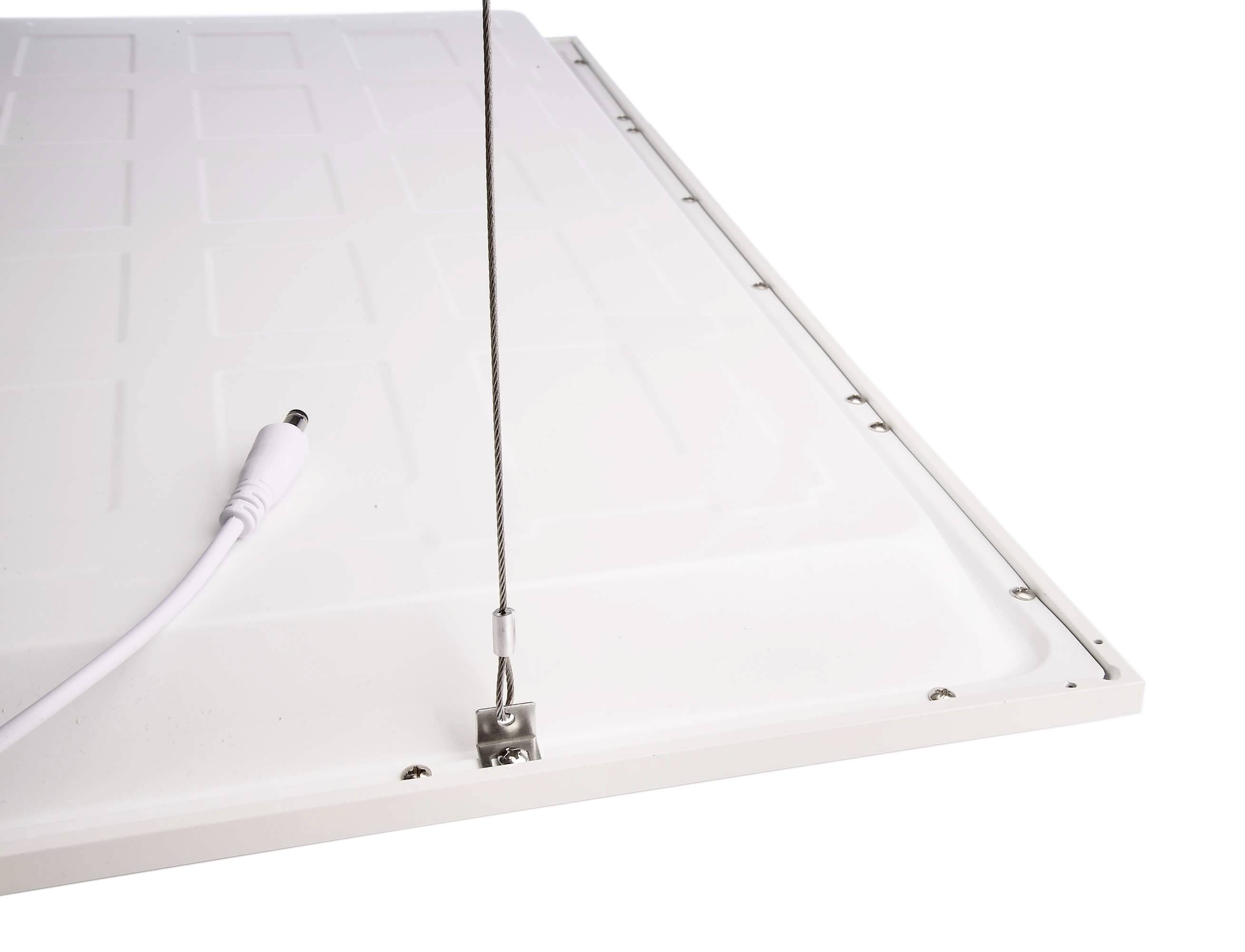 Rückseite eines LED-Panels mit Kabelanschluss und Drahtaufhängung.