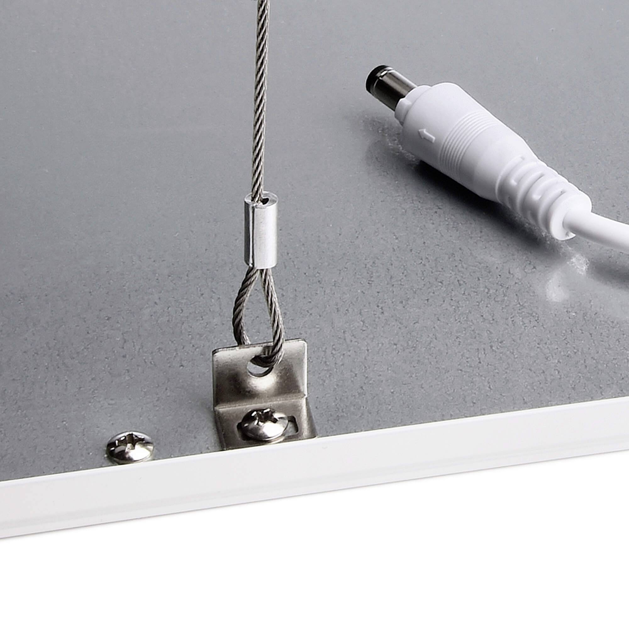 Metallrückseite einer Tafel mit einem befestigten Stahlkabel und einem weißen Kabel mit Stecker.