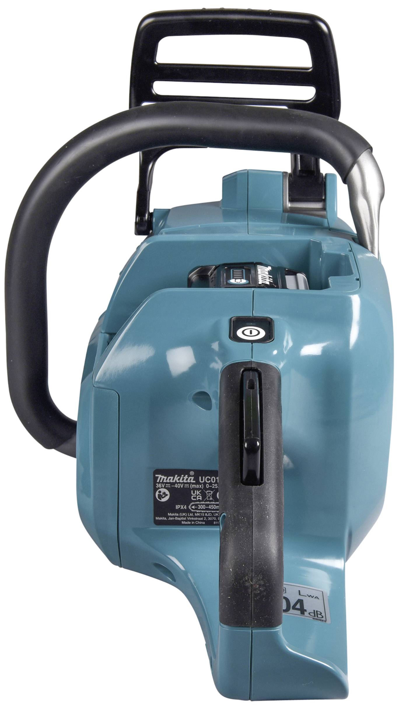Eine blaue elektrische Kettensäge, von hinten gesehen, mit Griff und Schalter, bereit zum Gebrauch.