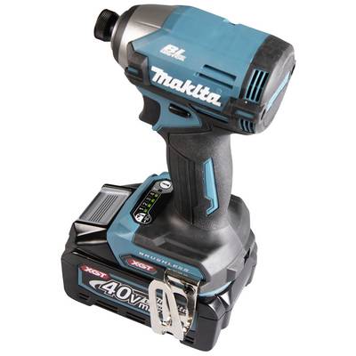 Ein Akku-Schlagschrauber der Marke Makita in Blau-Schwarz, Modell XGT 40V, mit einem Griff und integriertem Akku, aufrecht stehend.