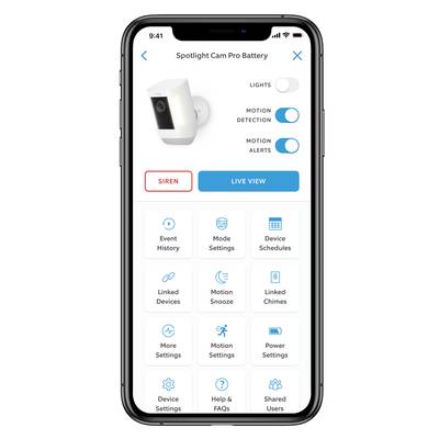Das Bild zeigt den Bildschirm eines Smartphones mit der Spotlight Cam Pro Battery App. Optionen zur Steuerung der Kamera, Sirene, Live-Ansicht und Einstellungen sind sichtbar.