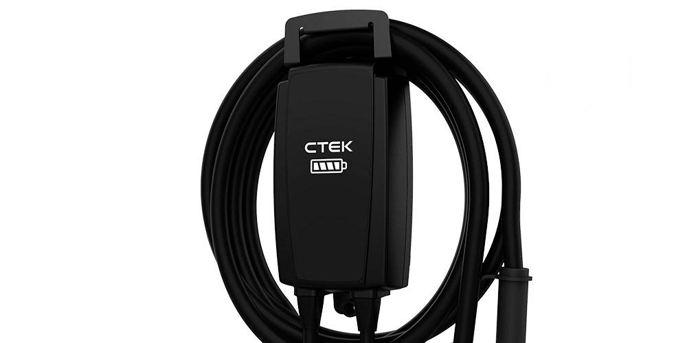 Schwarzes CTEK Batterieladegerät mit aufgewickeltem Kabel, Logo und Batteriesymbol sichtbar.