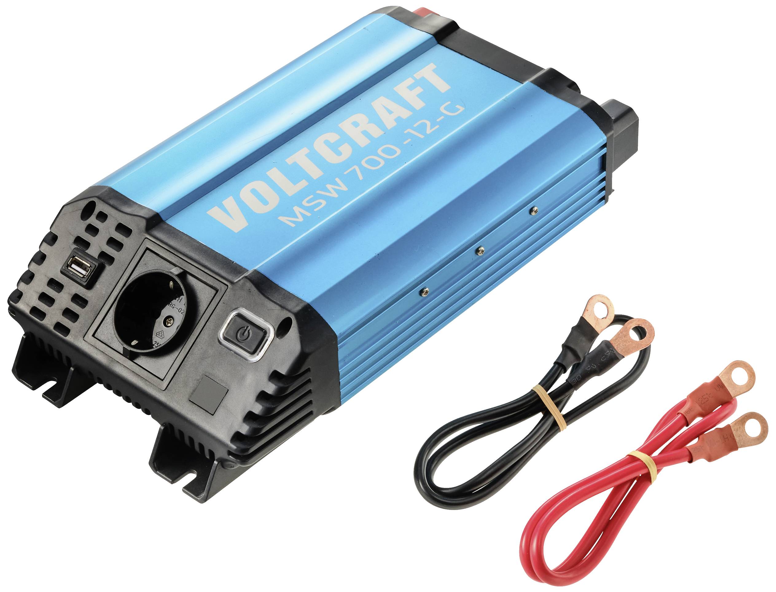 Ein blauer Spannungswandler der Marke Voltcraft mit Modellnummer MSW 700-12-G. Daneben liegen ein schwarzes und ein rotes Kabel.