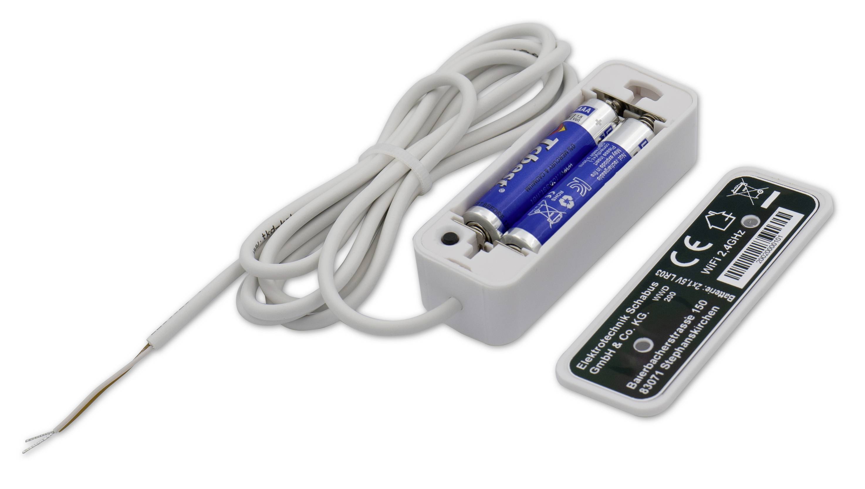 Batterien in einem weißen Batteriefach mit offenem Deckel und Kabel.