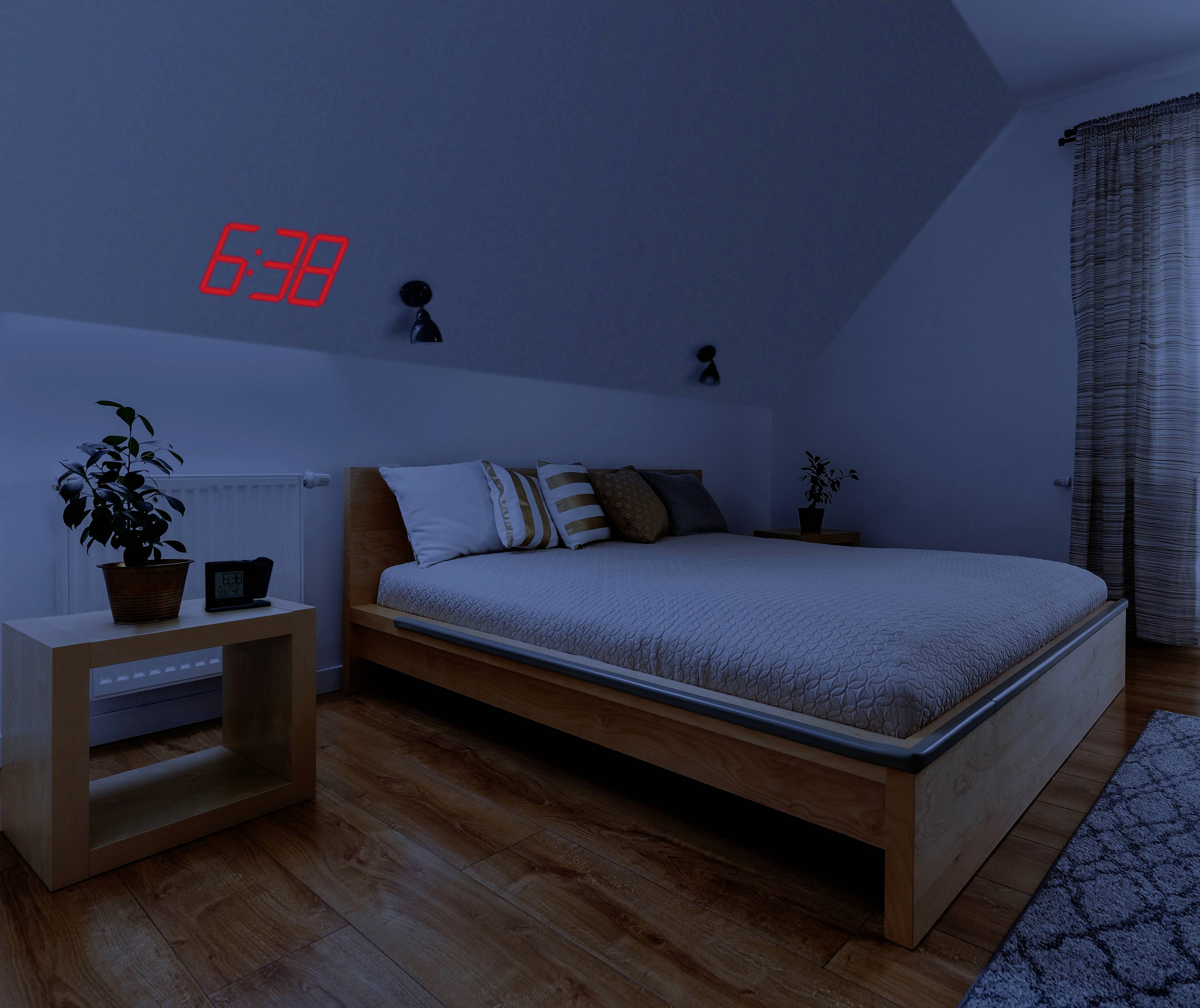 Ein Schlafzimmer mit einem Holzbett, mehreren Kissen und einer digitalen Uhr mit roter Anzeige zeigt die Zeit '6:38'.