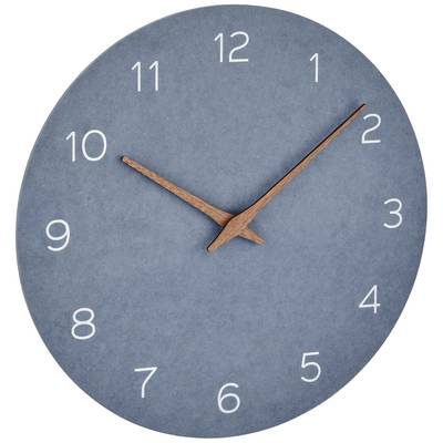 Eine runde Wanduhr mit einem blauen Zifferblatt, weißen Zahlen und braunen Zeigern zeigt 10:09 Uhr an.