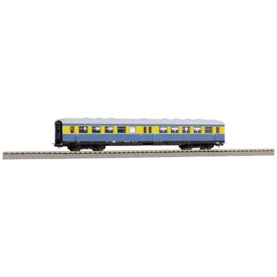 Ein Modellzugwaggon in Blau und Gelb steht auf einem Schienenstück. Der Waggon hat mehrere Fenster und eine detaillierte Nachbildung.
