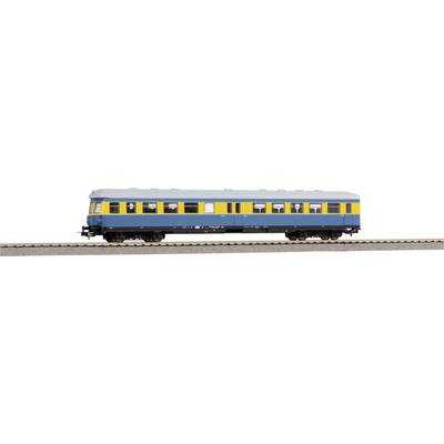 Ein Modellbahnwagen in Blau und Gelb steht auf einem Gleis. Der Wagen hat mehrere Fenster auf jeder Seite.