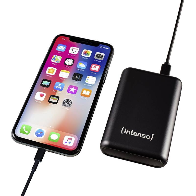 Ein Smartphone, das über ein Kabel mit einer externen schwarzen Powerbank (Intenso) verbunden ist, wird aufgeladen.