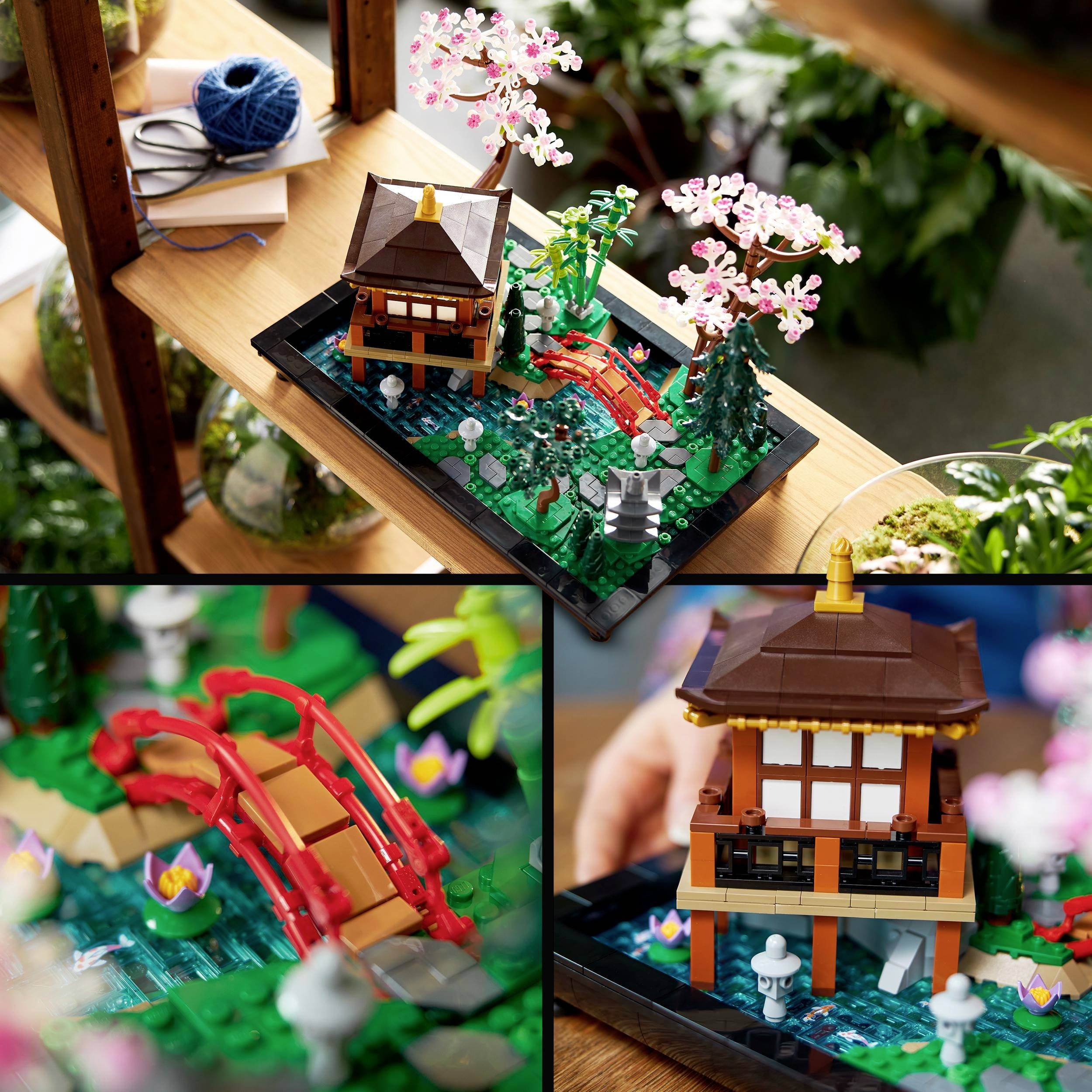 Miniaturgarten-Szene aus LEGO mit Pagode, roter Brücke und blühenden Bäumen auf einem Holzregal.