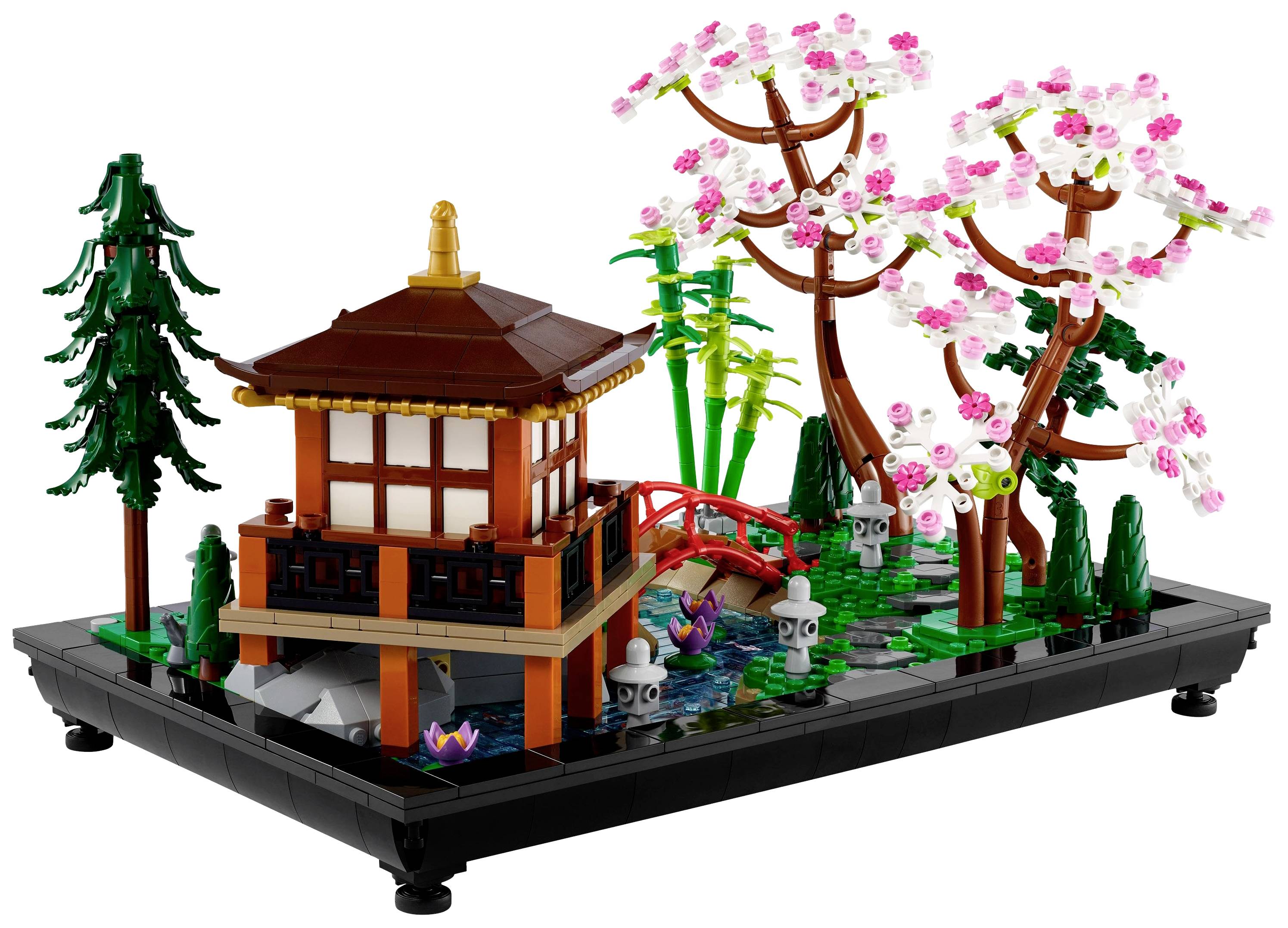 LEGO-Set zeigt einen japanischen Garten mit einem Pavillon, einer roten Brücke, Kirschblütenbäumen und einem Teich auf schwarzem Sockel.