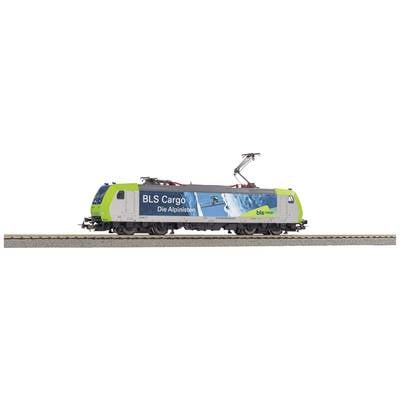 Elektrische Lokomotive mit der Aufschrift 'BLS Cargo Die Alpinisten', grün-weiße Farbkombination, auf einem Schienenabschnitt.