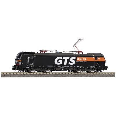 Eine schwarze E-Lok mit der Aufschrift 'GTS Rail' auf der Seite steht auf einem Gleis. Sie hat rote Akzente und eine Stromabnehmer-Antenne.