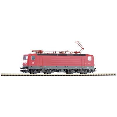 Ein Modell einer roten Lokomotive auf einem Gleis, seitliche Ansicht. Lokomotive hat detaillierte Merkmale und graue Unterseite.