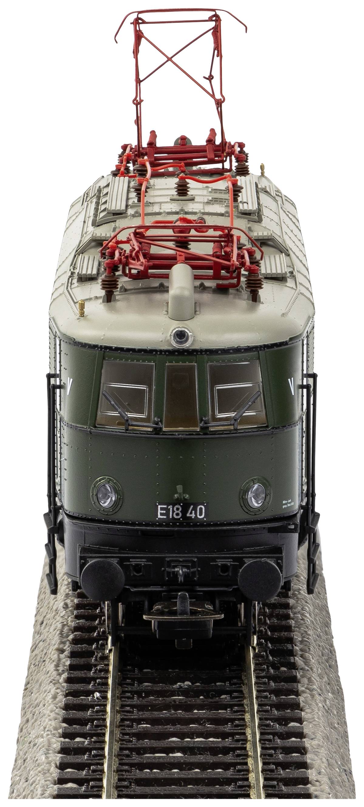 Eine Modelllokomotive auf einem Gleis, Lackierung in Grün mit rotem Dach und Pantograph, Beschriftung 'E18 40' an der Vorderseite.