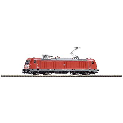 Rote Elektrolokomotive auf Gleis, mit Pantografen ausgefahren, dargestellt aus seitlicher Perspektive.