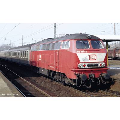 Ein roter Zug der Deutschen Bahn fährt in einen Bahnhof ein. Im Hintergrund sind Strommasten und weitere Gleise zu sehen.