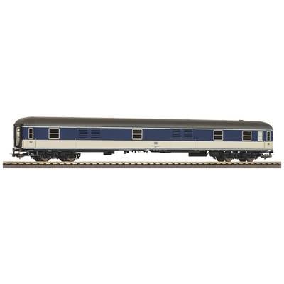 Ein blauer und weißer Schlafwagen der Deutschen Bahn, auf Gleisen stehend.