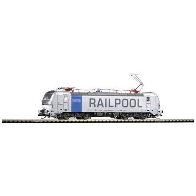 Lokomotive der Marke Railpool auf Schienen, seitliche Ansicht, zeigt Details wie silberne Farbe, Logos und elektrische Stromabnehmer.