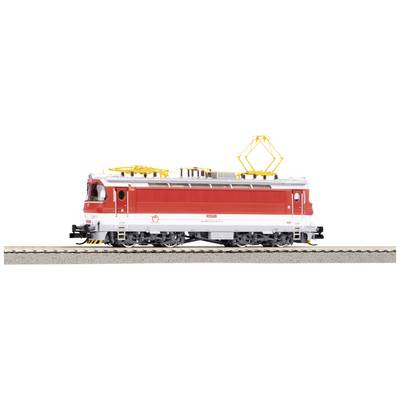 Ein rotes und weißes Modell einer elektrischen Lokomotive auf einem Gleis, seitliche Ansicht, mit einem pantographenartigen Stromabnehmer oben.
