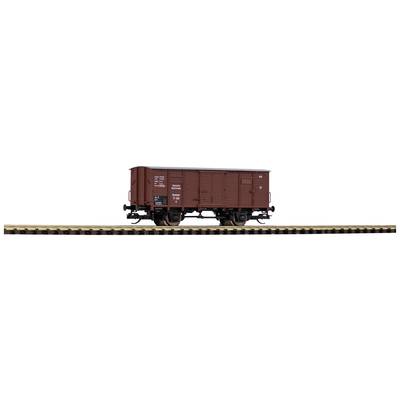 Ein brauner Güterwaggon auf einem Gleis mit Beschriftungen an der Seite. Der Waggon steht still und zeigt grundlegende Details.