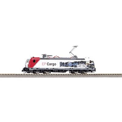 Eine Lokomotive von 'EP Cargo' auf Gleisen, mit rotem Führerstand und modernen Grafiken an der Seite.