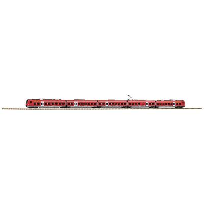Ein roter Zug mit mehreren Wagen fährt auf einem Gleis.