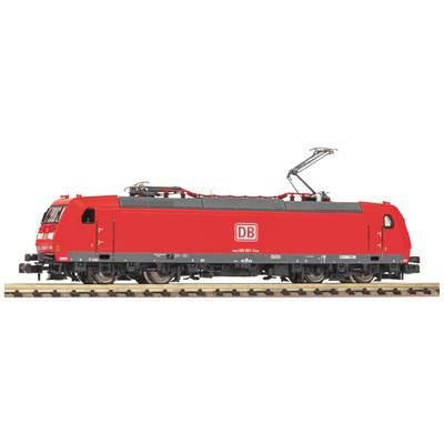 Ein roter Zug der Deutschen Bahn steht auf einem Gleis. Sichtbar sind die Seitenansicht, das DB-Logo und der Stromabnehmer.