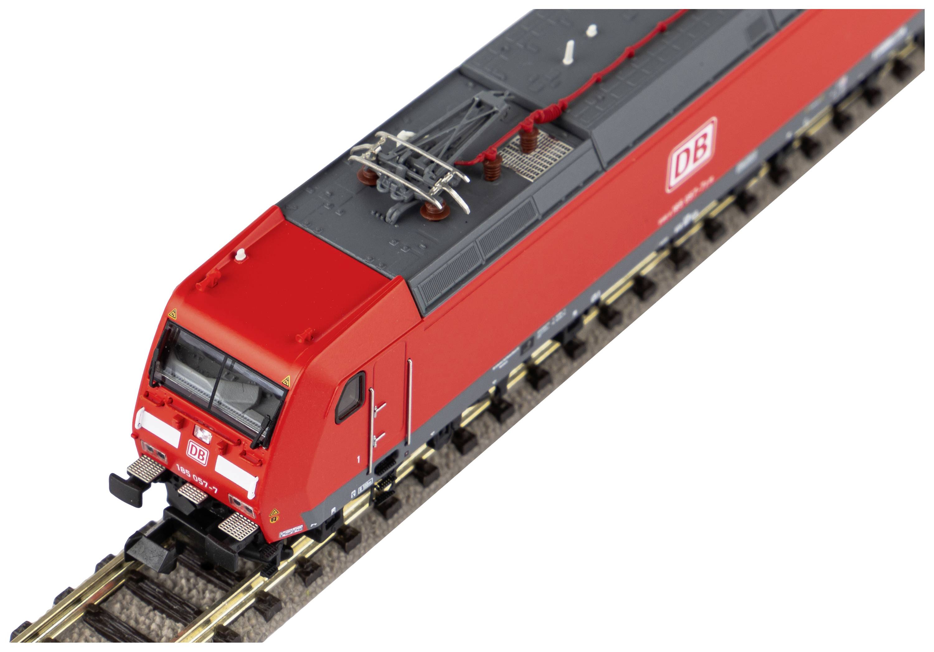 Ein roter Modellzug auf einem Gleis. Der Zug hat das Logo der Deutschen Bahn auf der Seite und fährt auf einem Modellbahngleis.