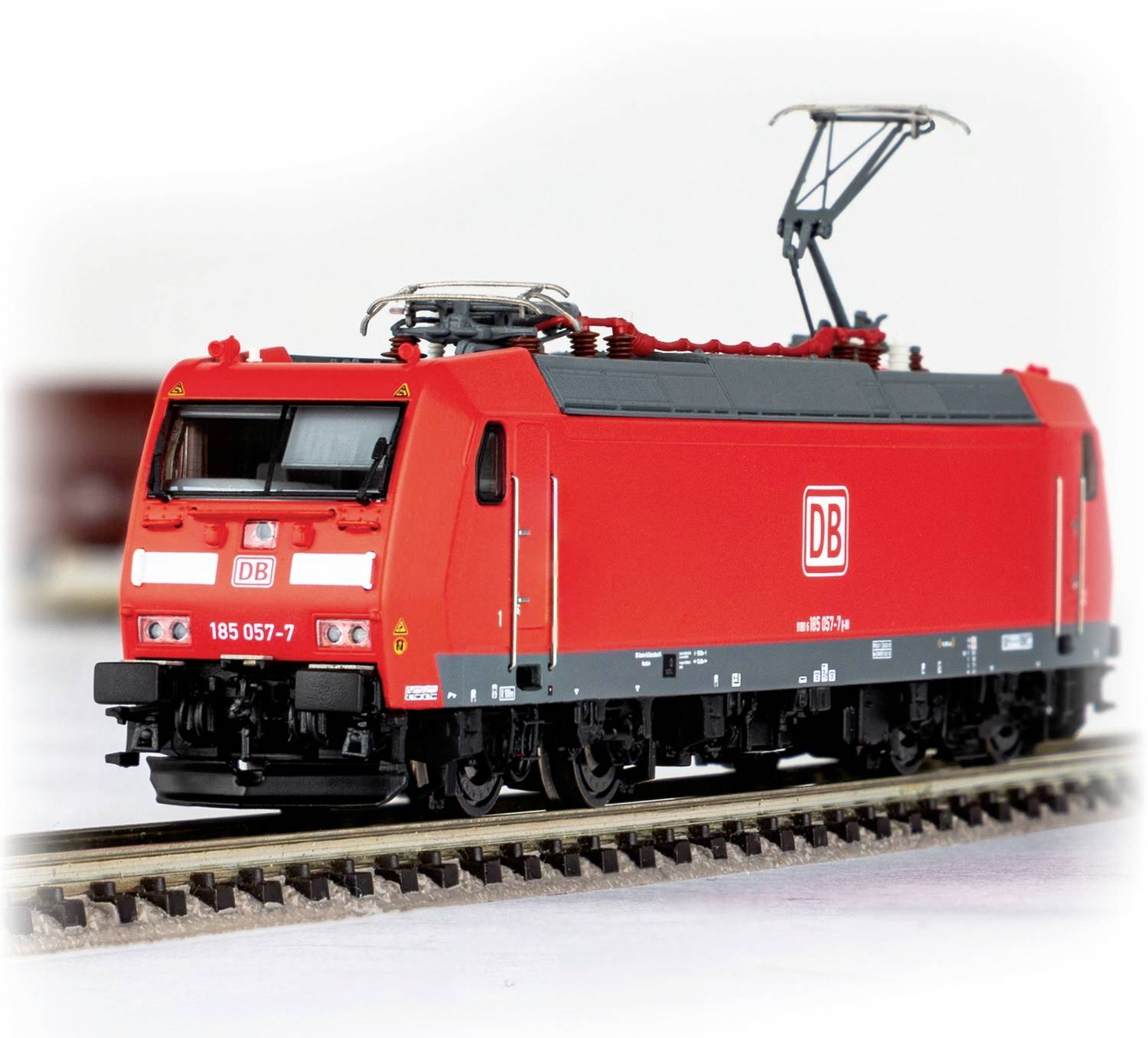 Ein roter Modellzug der Deutschen Bahn steht auf den Schienen, mit DB-Logo auf der Seite, Fahrdraht und feinen Details ihrer Elektronik.