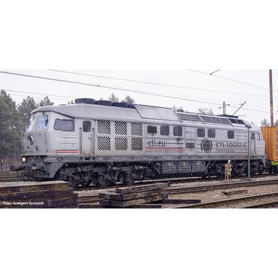 Ein silberfarbener Güterzug der CTL Logistics steht auf einem Bahngleis im Freien. Es ist bewölkt und es regnet leicht.
