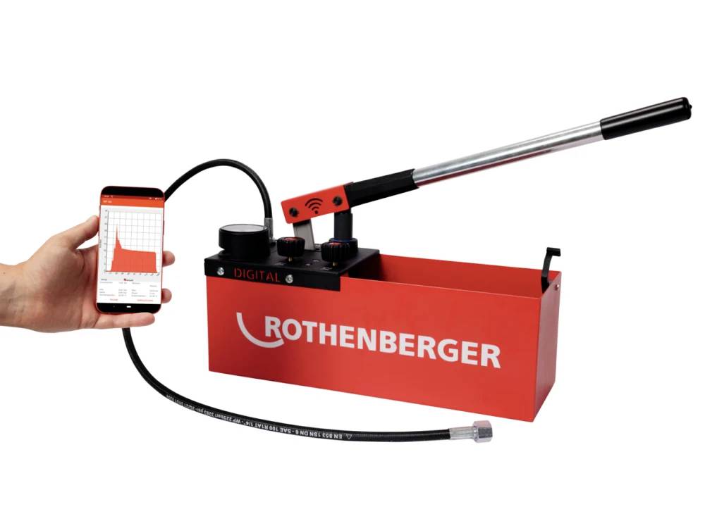 Rote Rothenberger-Druckprüfpumpe mit digitalem Manometer, die sich mit einem Smartphone zur Anzeige eines Druckdiagramms verbindet.